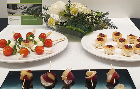 Surtido de aperitivos de catering sobre mantel blanco
