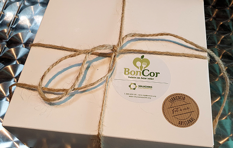Food box de BonCor atada con cordel y sello artesanal